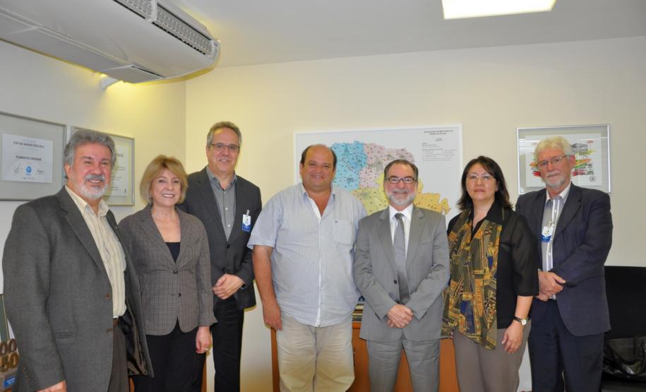 Fomento Paraná inicia parceria com a Universidade Positivo em Adrianópolis Reunião na Fomento Paraná com a participação do prefeito de Adrianópolis, João Manoel Pampanini, e do assessor jurídico do município, Clóvis Patriota; do diretor da Escola de Comunicação e Negócios da Universidade Positivo, Rogério Mainardes, e da professora Elisabete Tieme Arazaki, coordenadora do Núcleo de Estudo e Laboratório de Cidades da UP, com o presidente da Fomento Paraná, Juraci Barbosa, para debater a participação da instituição financeira estadual no Projeto Adrianópolis.