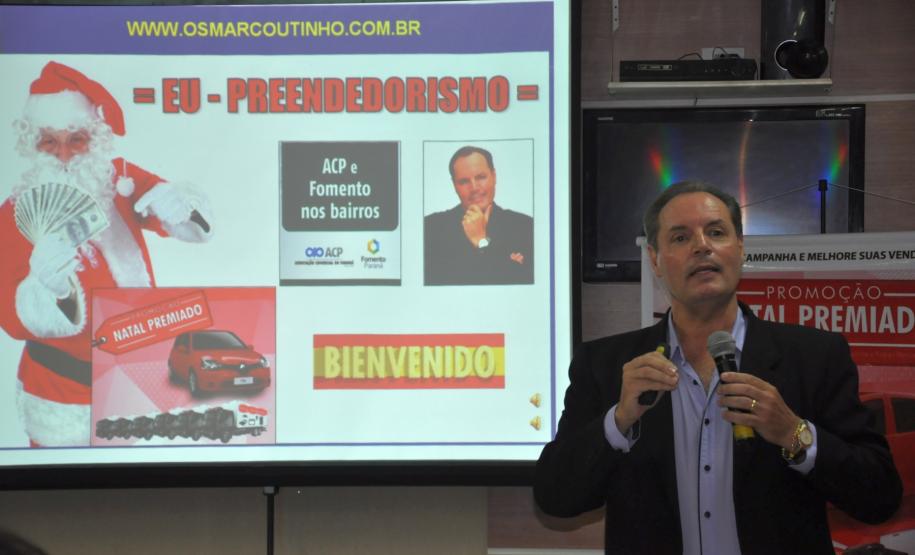 Na quinta-feira (3) um grupo de pouco mais de 150 empreendedores locais da região do bairro Fazendinha e CIC Norte participou de um encontro promovido pelas entidades organizadoras. Na imagem, o palestrante Osmar Coutinho.