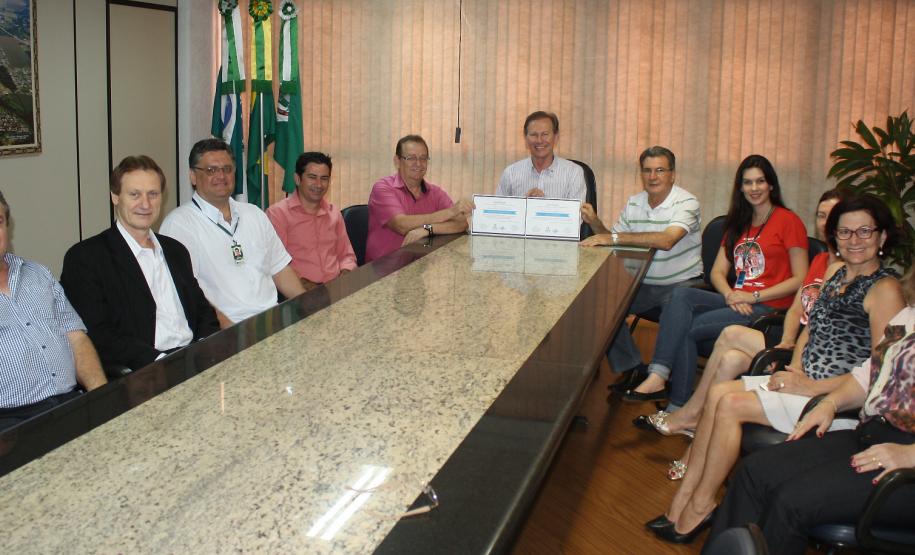 Prefeito Moacir e vice-prefeito Cottica parabenizaram o Banco do Empreendedor pelo trabalho desenvolvido em 2015.
