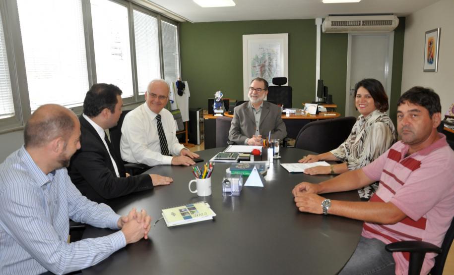 A presidente da Associação Comercial e Empresarial de Andirá – ACEAD, Silvia Flores, e o presidente da Fomento Paraná, Juraci Barbosa, assinaram nesta quinta-feira (10/12), em Curitiba, um termo de cooperação técnica com a Fomento Paraná, para implantar o programa Banco do Empreendedor em Andirá.