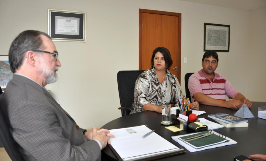 A presidente da Associação Comercial e Empresarial de Andirá – ACEAD, Silvia Flores, e o presidente da Fomento Paraná, Juraci Barbosa, assinaram nesta quinta-feira (10/12), em Curitiba, um termo de cooperação técnica com a Fomento Paraná, para implantar o programa Banco do Empreendedor em Andirá.