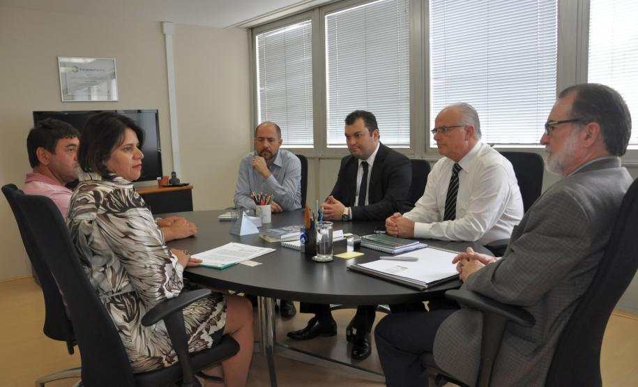 A presidente da Associação Comercial e Empresarial de Andirá – ACEAD, Silvia Flores, e o presidente da Fomento Paraná, Juraci Barbosa, assinaram nesta quinta-feira (10/12), em Curitiba, um termo de cooperação técnica com a Fomento Paraná, para implantar o programa Banco do Empreendedor em Andirá.