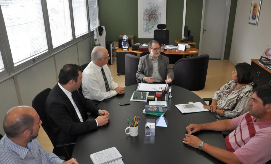 A presidente da Associação Comercial e Empresarial de Andirá – ACEAD, Silvia Flores, e o presidente da Fomento Paraná, Juraci Barbosa, assinaram nesta quinta-feira (10/12), em Curitiba, um termo de cooperação técnica com a Fomento Paraná, para implantar o programa Banco do Empreendedor em Andirá.