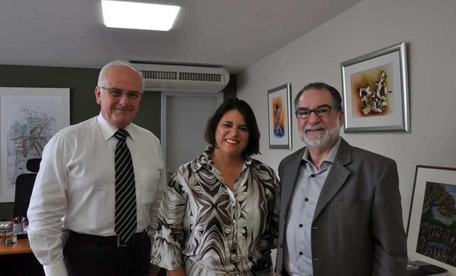 A presidente da Associação Comercial e Empresarial de Andirá – ACEAD, Silvia Flores, e o presidente da Fomento Paraná, Juraci Barbosa, assinaram nesta quinta-feira (10/12), em Curitiba, um termo de cooperação técnica com a Fomento Paraná, para implantar o programa Banco do Empreendedor em Andirá.
