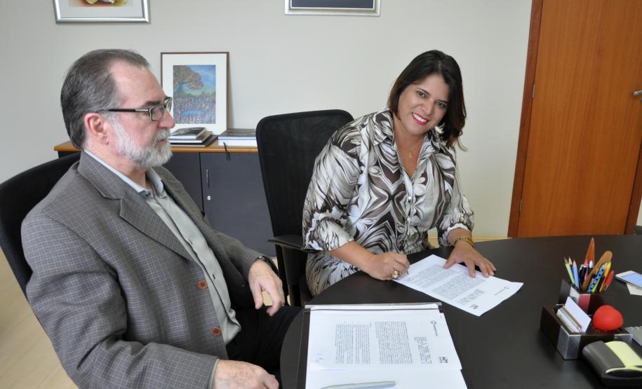 A presidente da Associação Comercial e Empresarial de Andirá – ACEAD, Silvia Flores, e o presidente da Fomento Paraná, Juraci Barbosa, assinaram nesta quinta-feira (10/12), em Curitiba, um termo de cooperação técnica com a Fomento Paraná, para implantar o programa Banco do Empreendedor em Andirá.