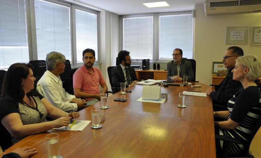 O presidente da Fomento Paraná, Juraci Barbosa; o diretor administrativo e financeiro, Heraldo Neves; o presidente do Sindicato dos Empregados em Estabelecimentos Bancários e Financiários de Curitiba e Região, Elias Hannemann Jordão; e o presidente da Associação dos Empregados da Agencia de Fomento – ASSEAF, Valério de Assis Souza Silva, assinaram nesta quinta-feira (10/12), o Acordo Coletivo de Trabalho 2015/2016 da Fomento Paraná.