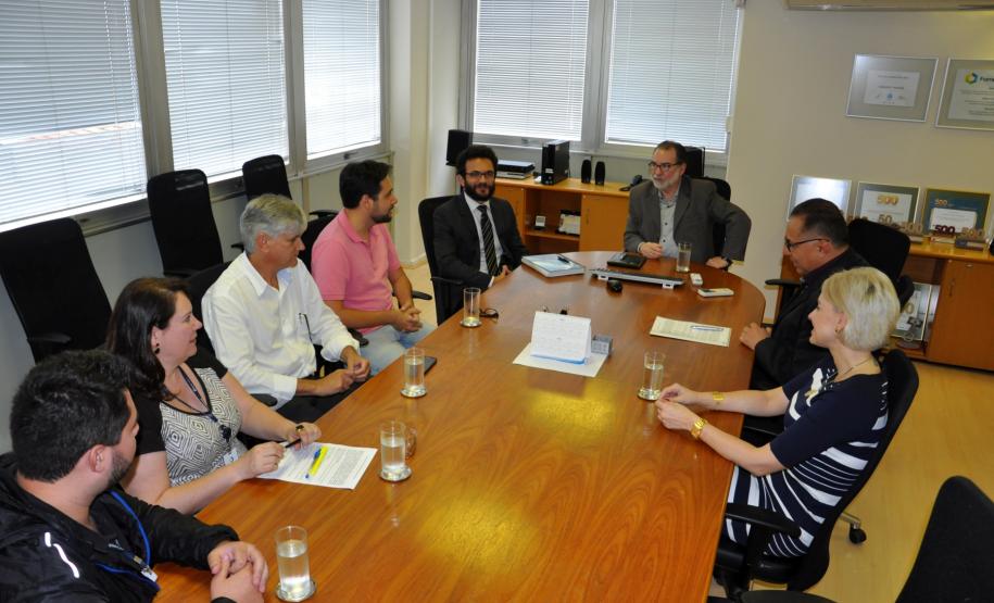 O presidente da Fomento Paraná, Juraci Barbosa; o diretor administrativo e financeiro, Heraldo Neves; o presidente do Sindicato dos Empregados em Estabelecimentos Bancários e Financiários de Curitiba e Região, Elias Hannemann Jordão; e o presidente da Associação dos Empregados da Agencia de Fomento – ASSEAF, Valério de Assis Souza Silva, assinaram nesta quinta-feira (10/12), o Acordo Coletivo de Trabalho 2015/2016 da Fomento Paraná.