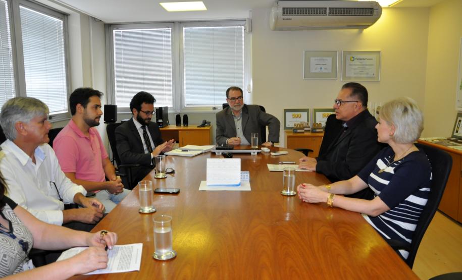 O presidente da Fomento Paraná, Juraci Barbosa; o diretor administrativo e financeiro, Heraldo Neves; o presidente do Sindicato dos Empregados em Estabelecimentos Bancários e Financiários de Curitiba e Região, Elias Hannemann Jordão; e o presidente da Associação dos Empregados da Agencia de Fomento – ASSEAF, Valério de Assis Souza Silva, assinaram nesta quinta-feira (10/12), o Acordo Coletivo de Trabalho 2015/2016 da Fomento Paraná.