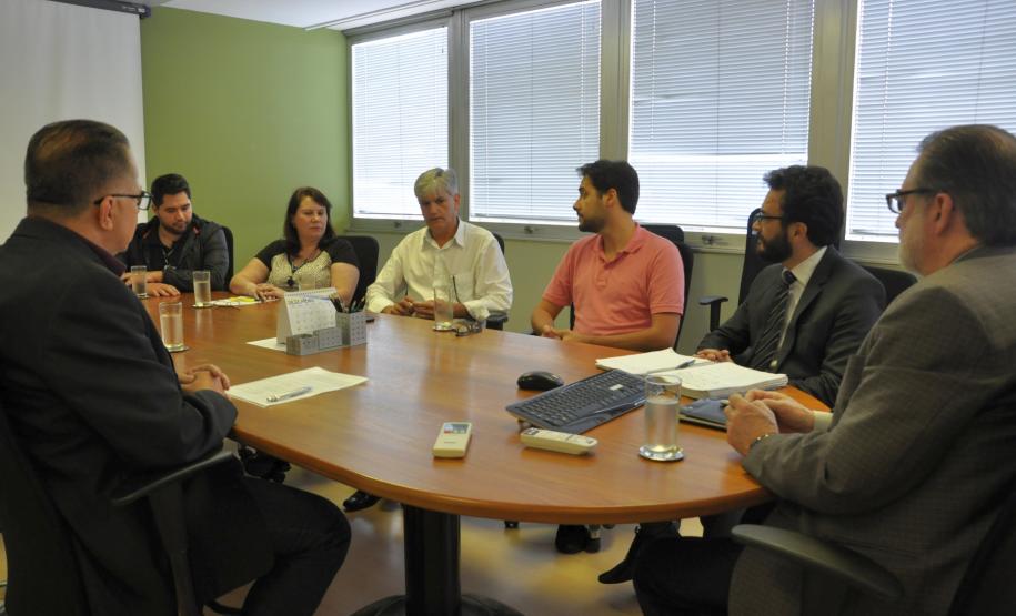 O presidente da Fomento Paraná, Juraci Barbosa; o diretor administrativo e financeiro, Heraldo Neves; o presidente do Sindicato dos Empregados em Estabelecimentos Bancários e Financiários de Curitiba e Região, Elias Hannemann Jordão; e o presidente da Associação dos Empregados da Agencia de Fomento – ASSEAF, Valério de Assis Souza Silva, assinaram nesta quinta-feira (10/12), o Acordo Coletivo de Trabalho 2015/2016 da Fomento Paraná.
