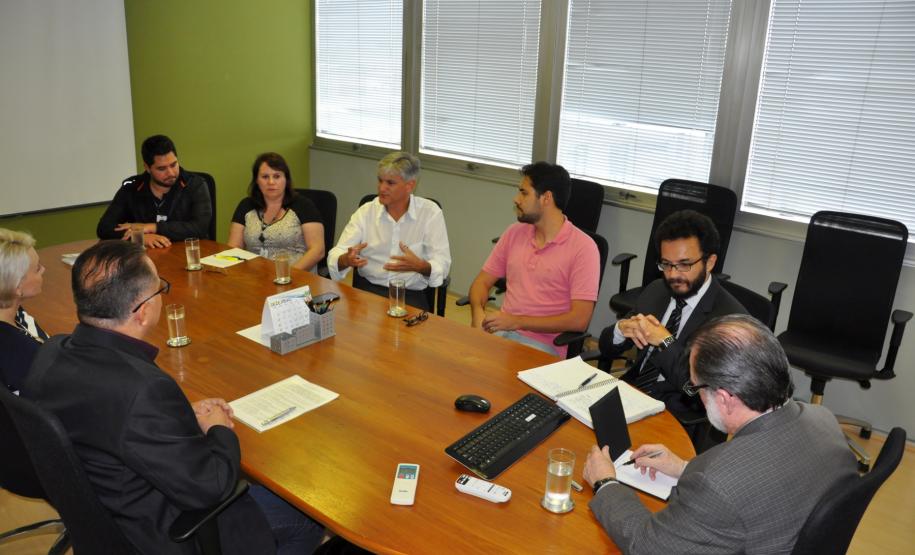 O presidente da Fomento Paraná, Juraci Barbosa; o diretor administrativo e financeiro, Heraldo Neves; o presidente do Sindicato dos Empregados em Estabelecimentos Bancários e Financiários de Curitiba e Região, Elias Hannemann Jordão; e o presidente da Associação dos Empregados da Agencia de Fomento – ASSEAF, Valério de Assis Souza Silva, assinaram nesta quinta-feira (10/12), o Acordo Coletivo de Trabalho 2015/2016 da Fomento Paraná.