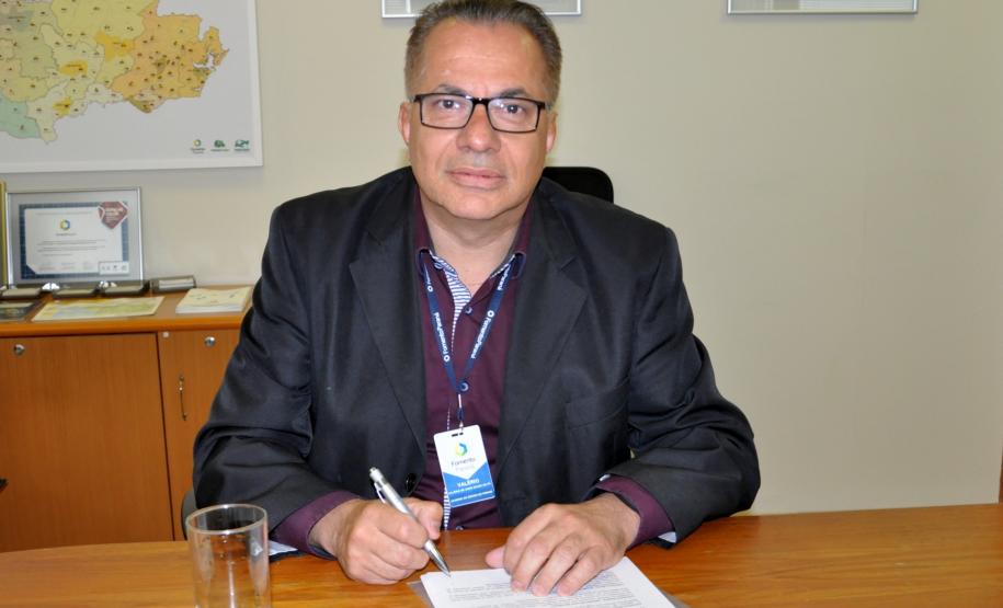 O presidente da Fomento Paraná, Juraci Barbosa; o diretor administrativo e financeiro, Heraldo Neves; o presidente do Sindicato dos Empregados em Estabelecimentos Bancários e Financiários de Curitiba e Região, Elias Hannemann Jordão; e o presidente da Associação dos Empregados da Agencia de Fomento – ASSEAF, Valério de Assis Souza Silva, assinaram nesta quinta-feira (10/12), o Acordo Coletivo de Trabalho 2015/2016 da Fomento Paraná.