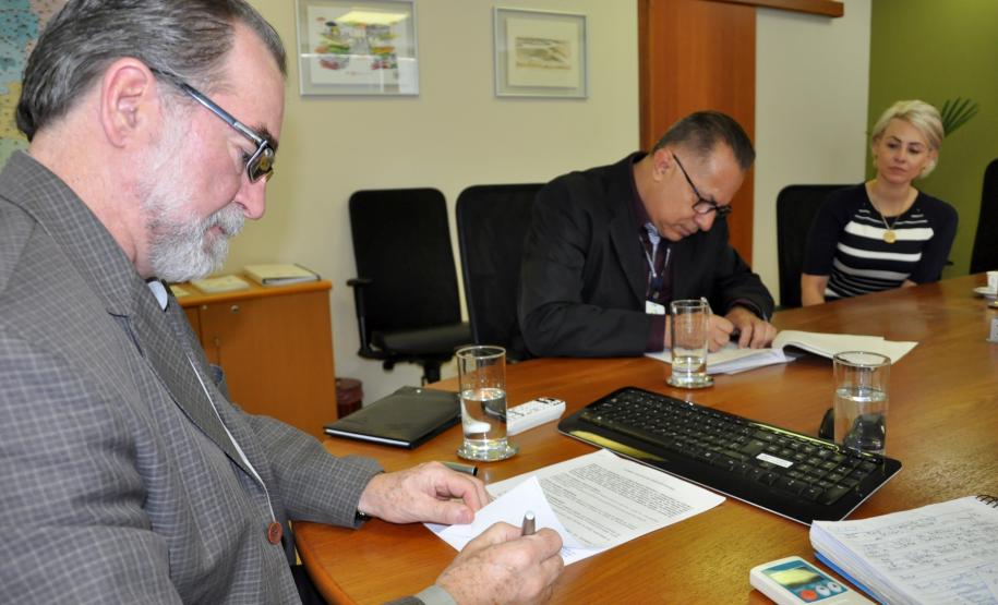 O presidente da Fomento Paraná, Juraci Barbosa; o diretor administrativo e financeiro, Heraldo Neves; o presidente do Sindicato dos Empregados em Estabelecimentos Bancários e Financiários de Curitiba e Região, Elias Hannemann Jordão; e o presidente da Associação dos Empregados da Agencia de Fomento – ASSEAF, Valério de Assis Souza Silva, assinaram nesta quinta-feira (10/12), o Acordo Coletivo de Trabalho 2015/2016 da Fomento Paraná.