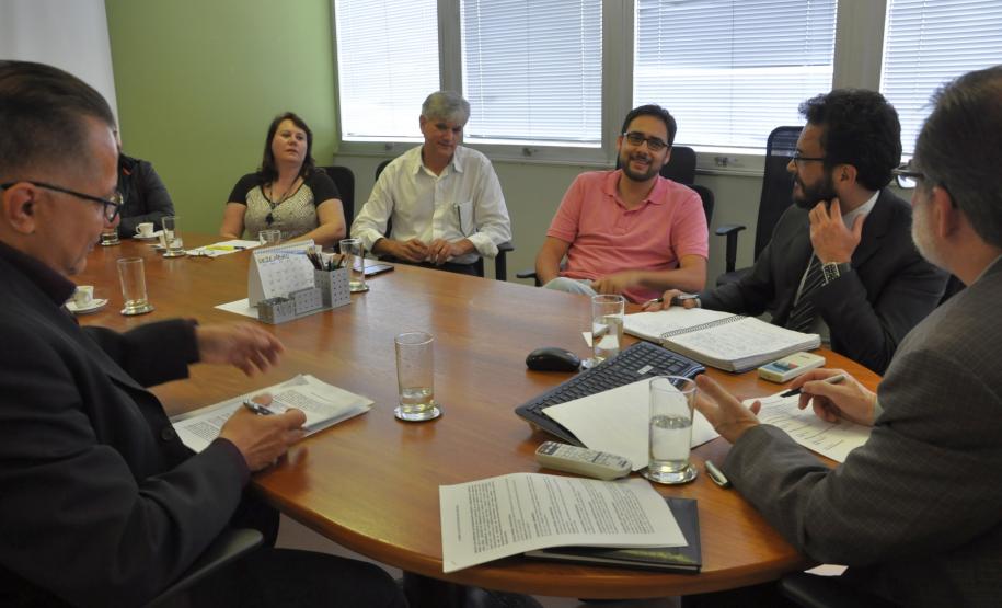 O presidente da Fomento Paraná, Juraci Barbosa; o diretor administrativo e financeiro, Heraldo Neves; o presidente do Sindicato dos Empregados em Estabelecimentos Bancários e Financiários de Curitiba e Região, Elias Hannemann Jordão; e o presidente da Associação dos Empregados da Agencia de Fomento – ASSEAF, Valério de Assis Souza Silva, assinaram nesta quinta-feira (10/12), o Acordo Coletivo de Trabalho 2015/2016 da Fomento Paraná.