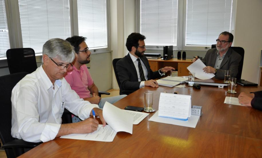 O presidente da Fomento Paraná, Juraci Barbosa; o diretor administrativo e financeiro, Heraldo Neves; o presidente do Sindicato dos Empregados em Estabelecimentos Bancários e Financiários de Curitiba e Região, Elias Hannemann Jordão; e o presidente da Associação dos Empregados da Agencia de Fomento – ASSEAF, Valério de Assis Souza Silva, assinaram nesta quinta-feira (10/12), o Acordo Coletivo de Trabalho 2015/2016 da Fomento Paraná.