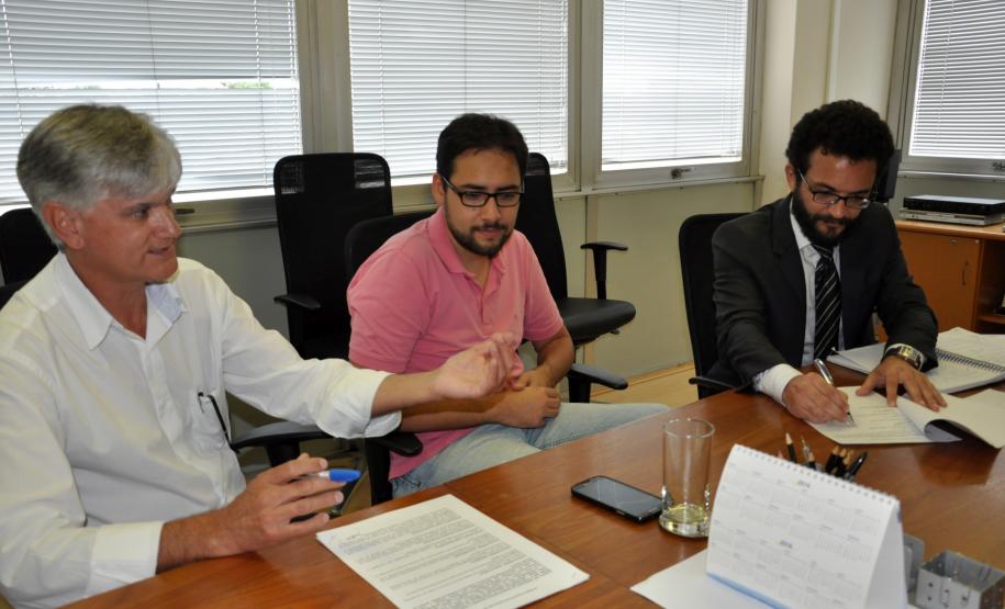 O presidente da Fomento Paraná, Juraci Barbosa; o diretor administrativo e financeiro, Heraldo Neves; o presidente do Sindicato dos Empregados em Estabelecimentos Bancários e Financiários de Curitiba e Região, Elias Hannemann Jordão; e o presidente da Associação dos Empregados da Agencia de Fomento – ASSEAF, Valério de Assis Souza Silva, assinaram nesta quinta-feira (10/12), o Acordo Coletivo de Trabalho 2015/2016 da Fomento Paraná.