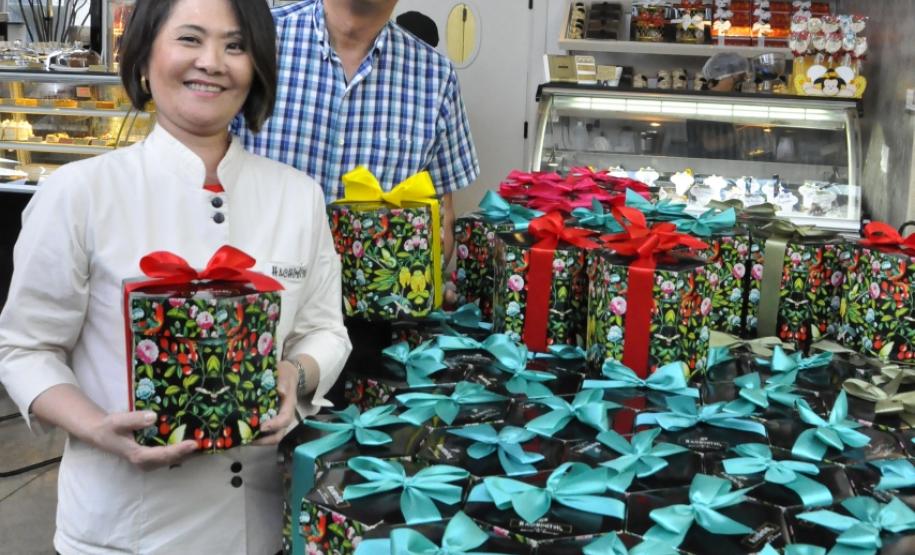 Nilo Kato e a esposa, Suely Kato, proprietários da confeitaria de doces finos Hachimitsu em Londrina.