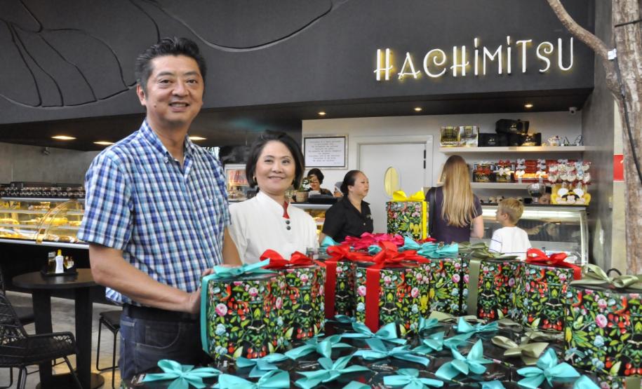 Nilo Kato e a esposa, Suely Kato, proprietários da confeitaria de doces finos Hachimitsu em Londrina.