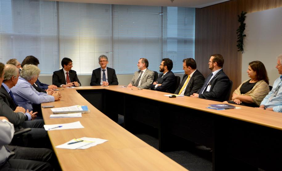 Assinatura do convênio do programa Trator Solidário, entre a Secretaria de Estado da Agricultura e o Banco do Brasil, para financiar a compra dos veículos, com a participação da Fomento Paraná, que é responsável pela gestão do Fundo de Desenvolvimento Econômico (FDE), que garante os financiamentos feitos pelo programa Trator Solidário, na modalidade de equivalência-produto.