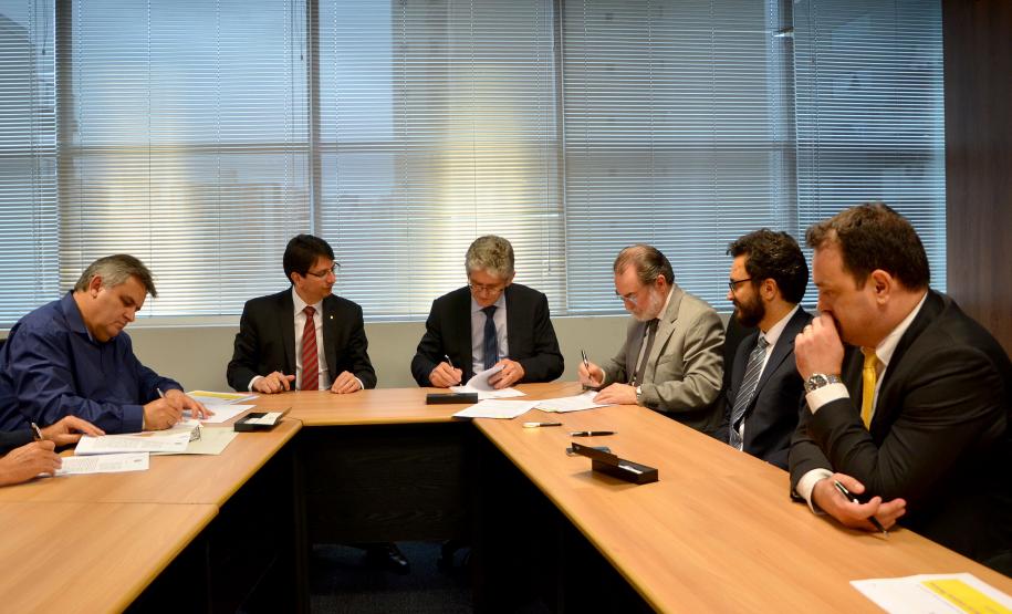 Assinatura do convênio do programa Trator Solidário, entre a Secretaria de Estado da Agricultura e o Banco do Brasil, para financiar a compra dos veículos, com a participação da Fomento Paraná, que é responsável pela gestão do Fundo de Desenvolvimento Econômico (FDE), que garante os financiamentos feitos pelo programa Trator Solidário, na modalidade de equivalência-produto.