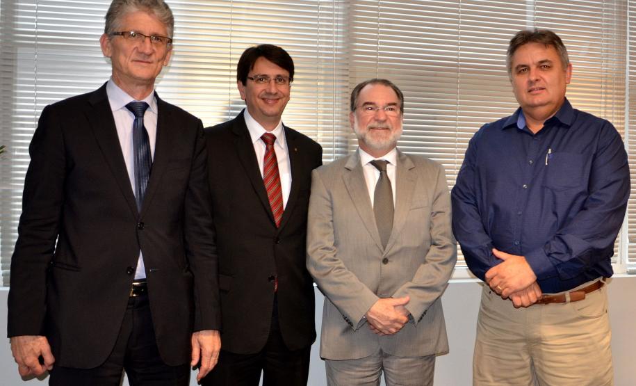 Assinatura do convênio do programa Trator Solidário, entre a Secretaria de Estado da Agricultura e o Banco do Brasil, para financiar a compra dos veículos, com a participação da Fomento Paraná, que é responsável pela gestão do Fundo de Desenvolvimento Econômico (FDE), que garante os financiamentos feitos pelo programa Trator Solidário, na modalidade de equivalência-produto.