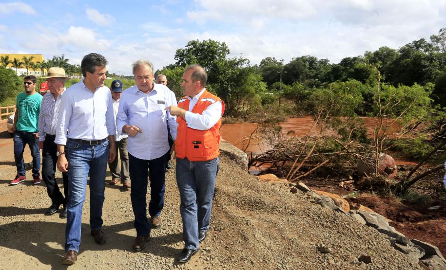 O governador Beto Richa acompanha o trabalho de apoio do estado às prefeituras no atendimento às pessoas afetadas pelas chuvas, em Londrina e Rolândia, no Norte do Estado. Acompanham o governador, o prefeito de Londrina, Alexandre Kireeff, o coordenador da região metropolitana de Londrina, Vitor Hugo Dantas e o coordenador da Defesa Civil, coronel Adilson Castilho Casitas.