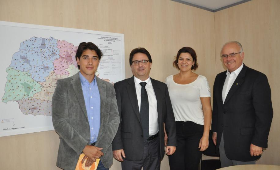 Luiz Renato Hauly (diretor de mercado e relações institucionais da Fomento Paraná), Luciano Barros e Valéria Marioti, do IDESF, e Omar Sabbag Filho (diretor de Operações do Setor Público da Fomento Paraná).