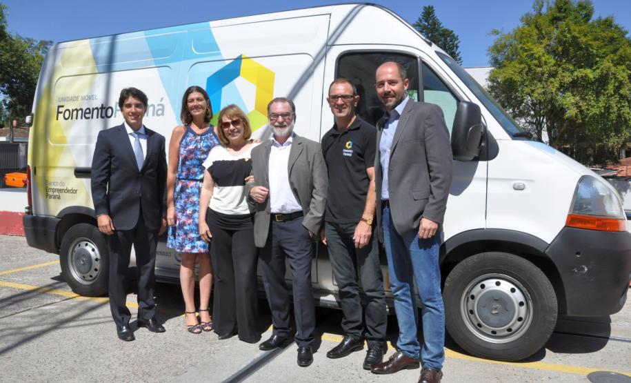 Governador reabre linha de crédito para atender taxistas do Paraná O governador Beto Richa anunciou nesta terça-feira (26), na cooperativa de táxi Radio Táxi Faixa Vermelha, em Curitiba, a reabertura da linha de crédito Banco do Empreendedor – Taxista, da Fomento Paraná.