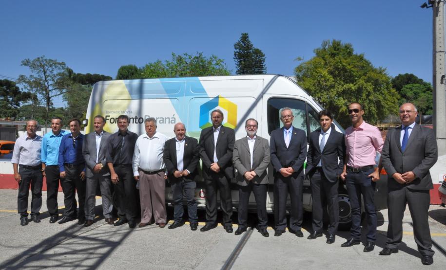 Governador reabre linha de crédito para atender taxistas do Paraná O governador Beto Richa anunciou nesta terça-feira (26), na cooperativa Rádio Táxi Faixa Vermelha, em Curitiba, a reabertura da linha de crédito Banco do Empreendedor – Taxista, da Fomento Paraná.