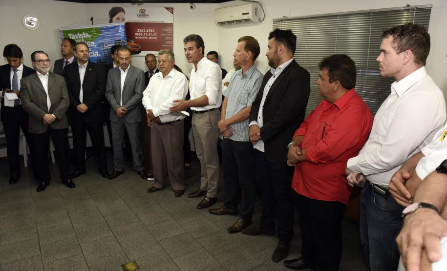 O governador Beto Richa anunciou nesta terça-feira (26), na cooperativa Rádio Táxi Faixa Vermelha, em Curitiba, a reabertura da linha de crédito Banco do Empreendedor – Taxista, da Fomento Paraná.