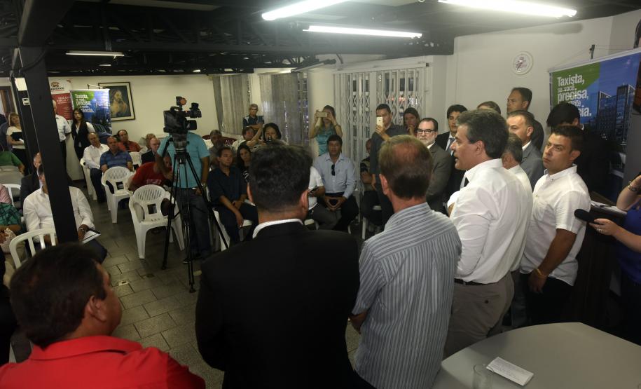 O governador Beto Richa anunciou nesta terça-feira (26), na cooperativa Radio Táxi Faixa Vermelha, em Curitiba, a reabertura da linha de crédito Banco do Empreendedor – Taxista, da Fomento Paraná.