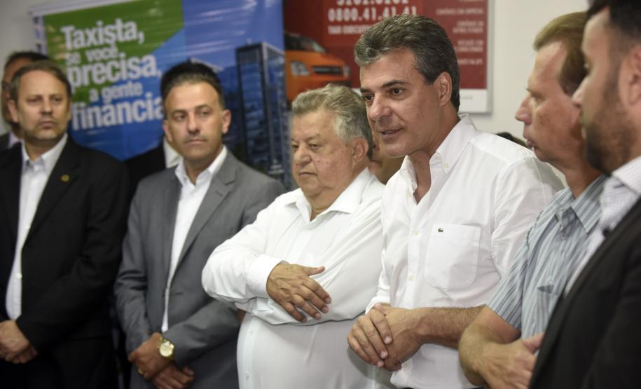 O governador Beto Richa anunciou nesta terça-feira (26), na cooperativa de táxi Radio Táxi Faixa Vermelha, em Curitiba, a reabertura da linha de crédito Banco do Empreendedor – Taxista, da Fomento Paraná.