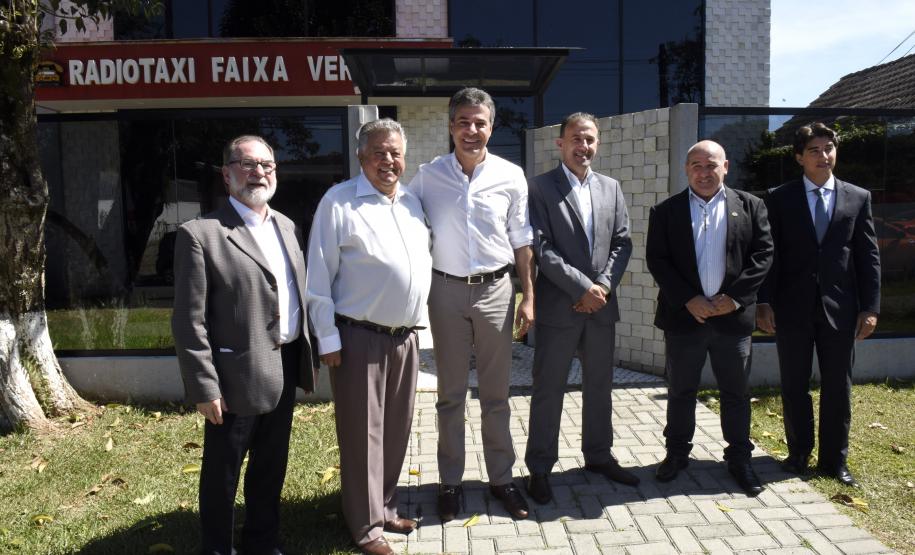 O governador Beto Richa anunciou nesta terça-feira (26), na cooperativa Rádio Táxi Faixa Vermelha, em Curitiba, a reabertura da linha de crédito Banco do Empreendedor – Taxista, da Fomento Paraná.