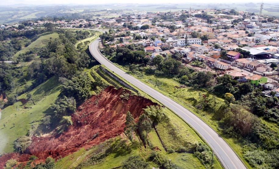 Microempreendedores de 25 municípios podem pedir crédito para recuperar perdas com chuvas Linha de financiamento da Fomento Paraná disponibiliza até R$ 15 mil em capital de giro para a retomada das atividades comerciais para microempreendedores com faturamento bruto anual de até R$ 360 mil.