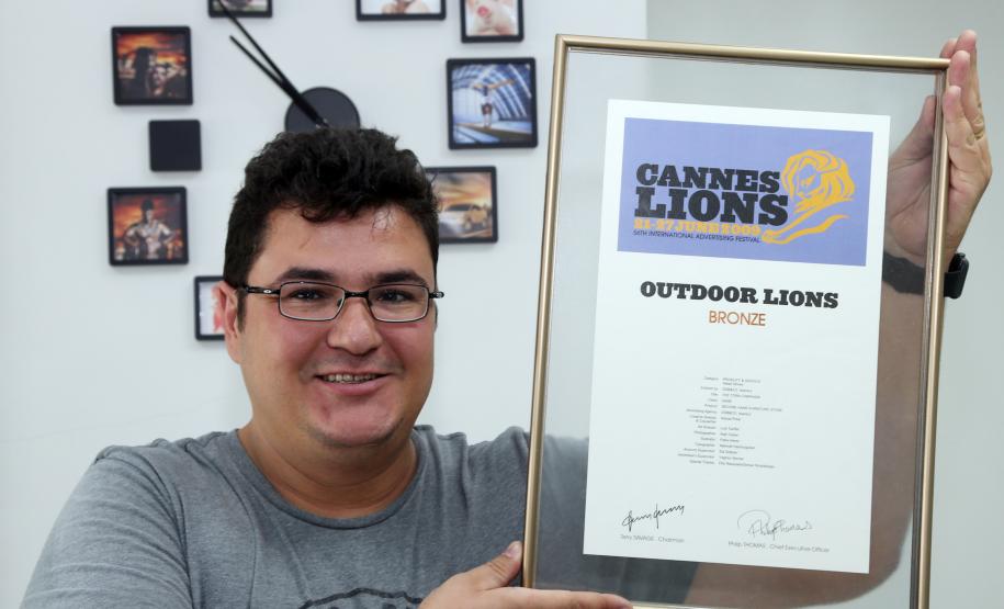 Da garagem de casa para o mundo FABIO HENTZ- empresa Imagi em Santa Felicidade. Com financiamento oferecido pela Fomento Paraná, ele comprou equipamento de ponta, gerou empregos em plena recessão, e tornou a empresa conhecida internacionalmente.