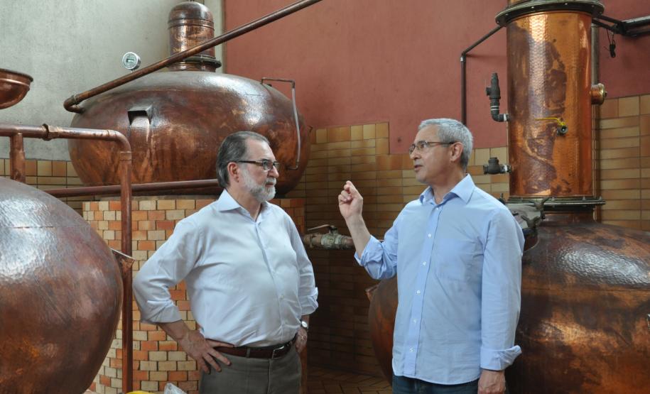 Cliente da Fomento Paraná conquista prêmio nacional Cliente da Fomento Paraná conquista prêmio nacional. Na foto,Juraci Barbosa (E), presidente da Fomento Paraná e Fulgêncio Torres Viruel, diretor comercial e sócio da Agroecológica Marumbi, empresa que produz a cachaça Porto Morretes, eleita a melhor cachaça do país na Cúpula da Cachaça-2016.
