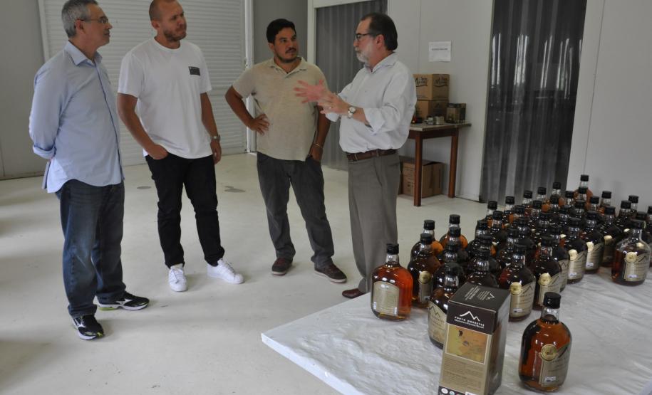 Cliente da Fomento Paraná conquista prêmio nacional Cliente da Fomento Paraná conquista prêmio nacional. Na foto, Juraci Barbosa, presidente da Fomento Paraná, Fulgêncio Torres Viruel, diretor comercial e sócio da Agroecológica Marumbi, Carlos Alberto Gnatta Neto, empresário local, e Mozart Santos Batista Júnior, ex-jogador de futebol e sócio na Agroecológica Marumbi