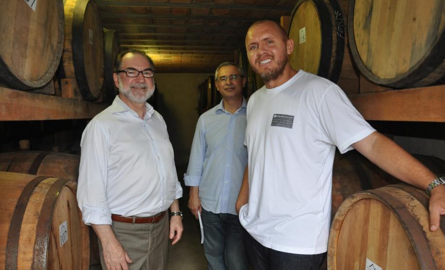 Cliente da Fomento Paraná conquista prêmio nacional Cliente da Fomento Paraná conquista prêmio nacional. Na foto, Juraci Barbosa, presidente da Fomento Paraná, Fulgêncio Torres Viruel, diretor comercial e sócio da Agroecológica Marumbi, Carlos Alberto Gnatta Neto, empresário local, e Mozart Santos Batista Júnior, ex-jogador de futebol e sócio na Agroecológica Marumbi.
