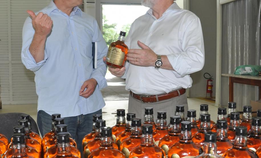 Cliente da Fomento Paraná conquista prêmio nacional Cliente da Fomento Paraná conquista prêmio nacional. Na foto,Juraci Barbosa (D), presidente da Fomento Paraná e Fulgêncio Torres Viruel, diretor comercial e sócio da Agroecológica Marumbi, empresa que produz a cachaça Porto Morretes, eleita a melhor cachaça do país na Cúpula da Cachaça-2016.