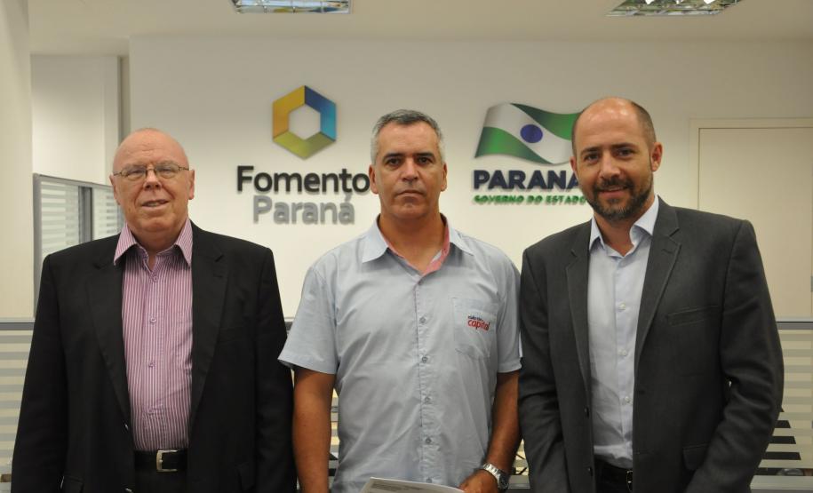 O gerente de microcrédito da Fomento Paraná, Helio Rodrigues, o taxista Lúcio Roberto Natal, e o gerente de mercado da Fomento Paraná, Paulo Morva.