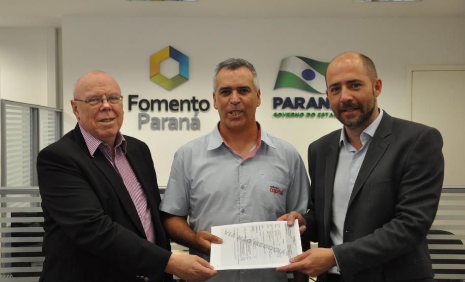 O gerente de microcrédito da Fomento Paraná, Helio Rodrigues, o taxista Lúcio Roberto Natal, e o gerente de mercado da Fomento Paraná, Paulo Morva.
