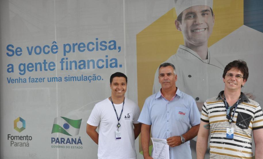 O taxista Lúcio Roberto Natal com técnicos da equipe de Mercado da Fomento Paraná.