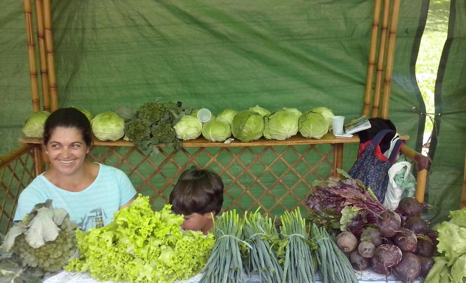 A produtora rural de Quitandinha, Sirlei Aparecida de Moura, vende hortaliças na feira da cidade. Sistema de irrigação foi adquirido pela agricultora através do financiamento da FOMENTO PARANÁ.