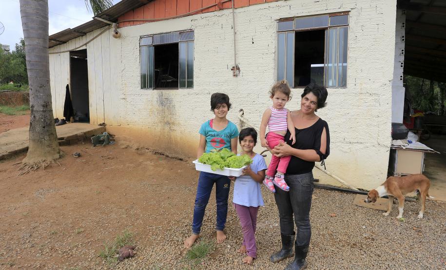 A produtora rural de Quitandinha, Sirlei Aparecida de Moura com três de seus oito filhos.