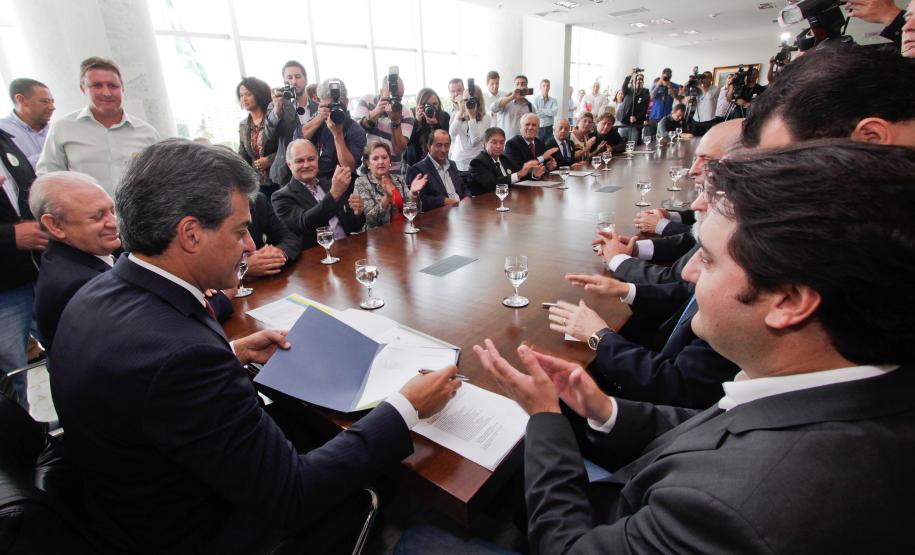 Governador Beteo Richa assina autorização de licitação e homologação para pavimentação, sinalização e urbanização de 23 municípios