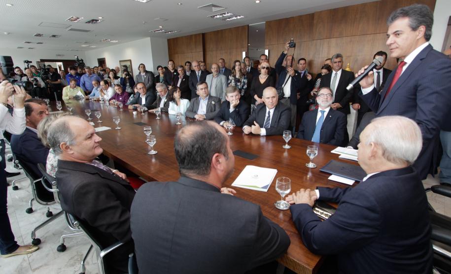 Governador Beteo Richa assina autorização de licitação e homologação para pavimentação, sinalização e urbanização de 23 municípios