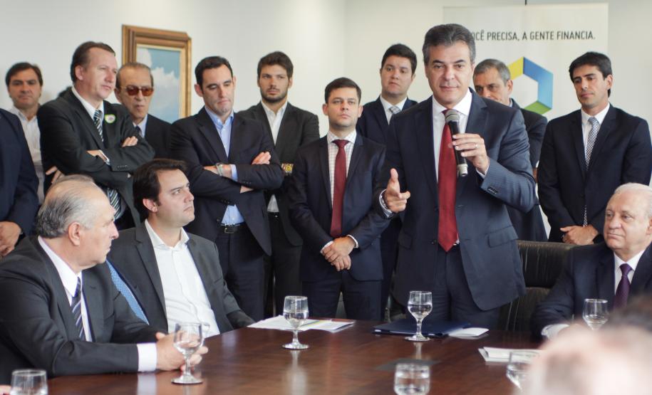 Governador Beteo Richa assina autorização de licitação e homologação para pavimentação, sinalização e urbanização de 23 municípios