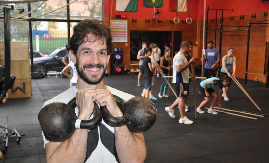 O educador físico Daniel da Rosa de Moraes, instrutor da CrossFit Widia. "Aqui na Widia, ajudo os alunos a trabalhar em todas as capacidades físicas. É um treinamento funcional com conteúdo”, afirma.