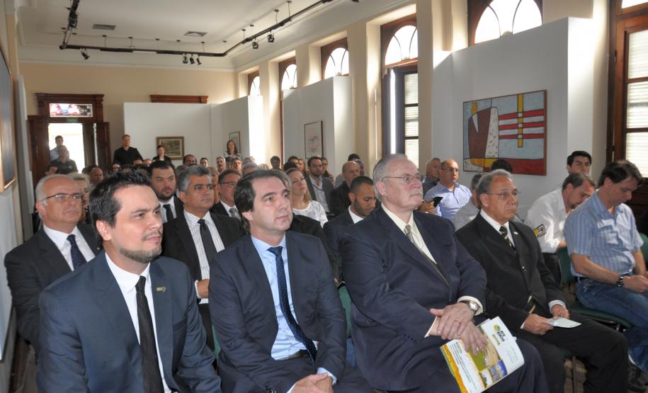 BRDE, Fomento Paraná e Inseed apresentam o Fundo Criatec 3 O novo fundo de capital semente Criatec 3 foi apresentado nesta quinta (17), em evento realizado na sede do BRDE em Curitiba, com participação da Fomento Paraná, BRDE, Secretaria de Estado da Ciência e Tecnologia e representantes de dezenas de entidades e empresas voltadas à tecnologia e à inovação no estado. Curitiba, 17 de março de 2016.