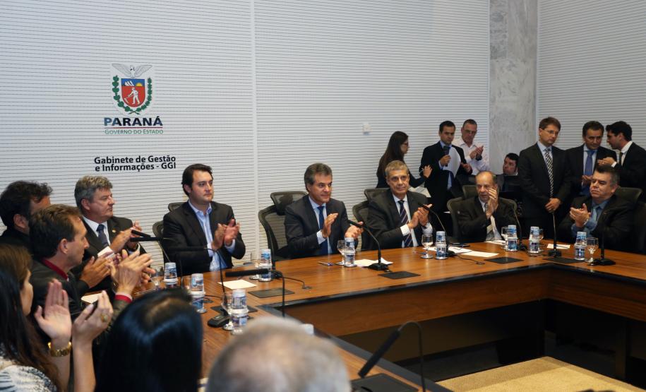 O investimento de R$ 7,2 milhões que a prefeitura de Curitiba fará para pavimentar a avenida Agamenon Magalhães será com recursos da linha Sistema de Financiamento do Município (SFM), operacionalizada em parceria pela Fomento Paraná e Secretaria do Estado do Desenvolvimento Urbano.