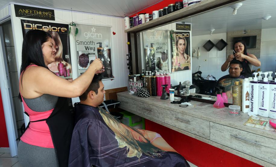 A empreendedora Elisana Lopes de Oliveira é uma das mais novas financiadas pela Fomento Paraná. Ela trabalha como cabeleireira há 15 anos e vive com o marido, o índio da etnia caingangue Carlos Ubiratan dos Santos, na aldeia indígena Kakané Porã, no bairro Campo de Santana, ao sul da cidade.